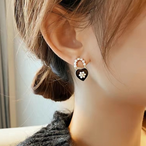 Pearl Heart Stud Earrings - Picture 2 of 5